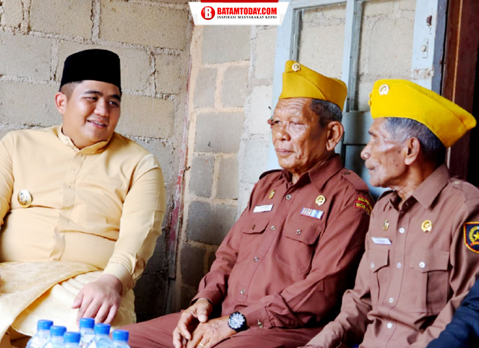 Bupati Bintan, Roby Kurniawan dengan veteran di momentum HUT RI ke-78